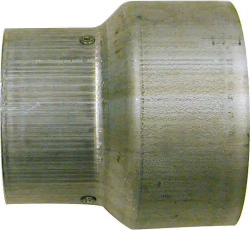 Adapter aus Metall mit einem durchgehenden, geschliffenen Design, verwendet im Abgasbereich. Eignet sich für die Verbindung verschiedener Rohrdurchmesser, Marke Bosch.